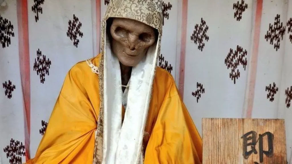 نگاهی به آیین مذهبی عجیبی که در آن راهبان بودایی ژاپن خود را مومیایی می‌کردند