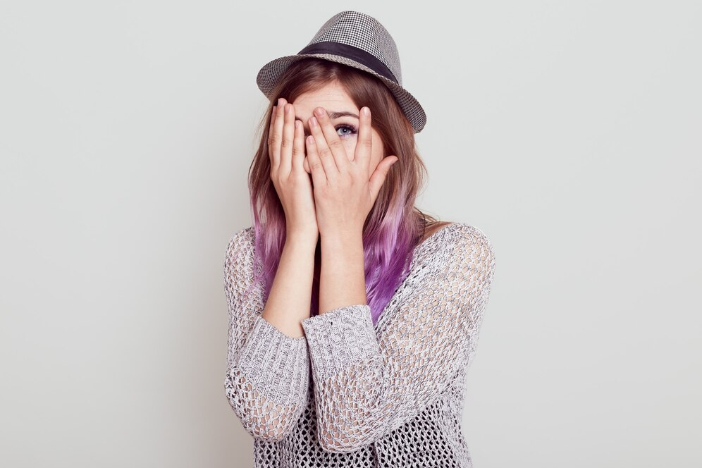 با این ۵ روش با کم‌ رویی مقابله کنید