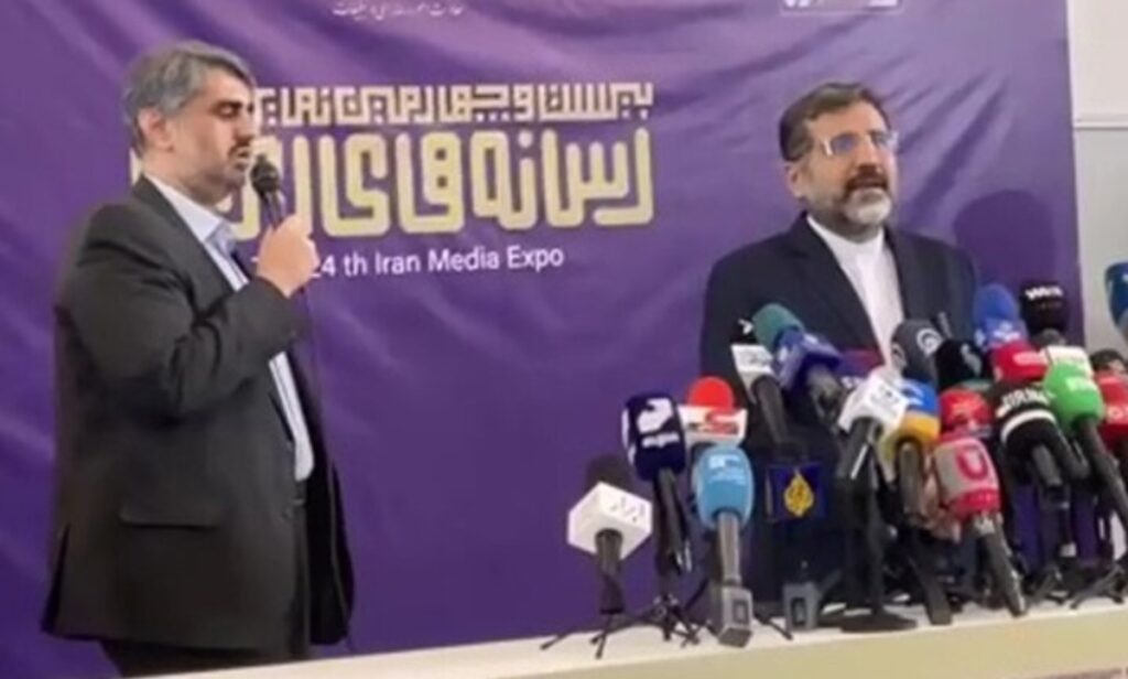 اذان گفتن مدیرکل مطبوعات وزارت ارشاد وسط سخنرانی وزیر فرهنگ و ارشاد اسلامی + ویدیو