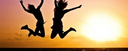 چرا فکر می‌کنید خوشبخت نیستید؟ چرا شادی و رضایت موفقیت ماندگار نیست؟