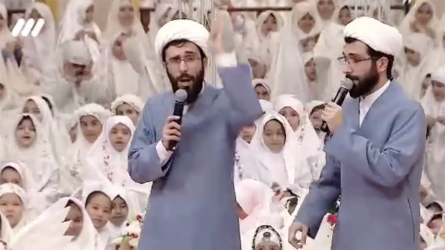 شعارهای عجیب دو طلبه در جشن تکلیف دختران در برنامه حسینیه معلی + ویدئو
