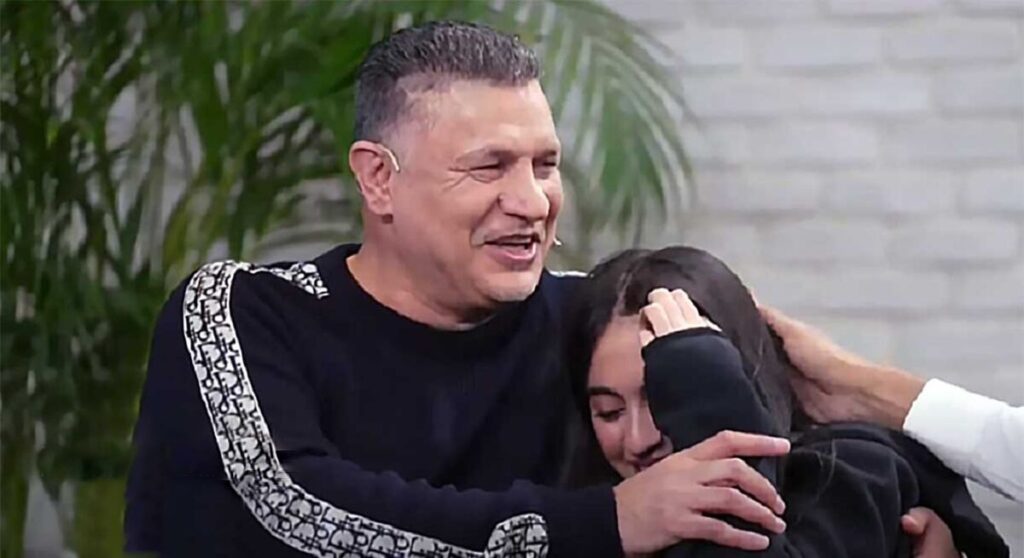 سورپرایز شدن علی دایی توسط دخترش در برنامه عادل فردوسی پور + ویدئو