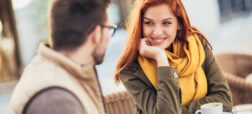 این نشانه ها می گوید  یک زن عاشق شما شده است
