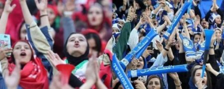 واکنش‌ها به سکوی پرتی که برای زنان تماشاچی در ورزشگاه در نظر گرفته شده است