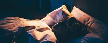 ماشین حساب خواب که نشان می‌دهد شب‌ ها دقیقاً‌ چه ساعتی باید بخوابید