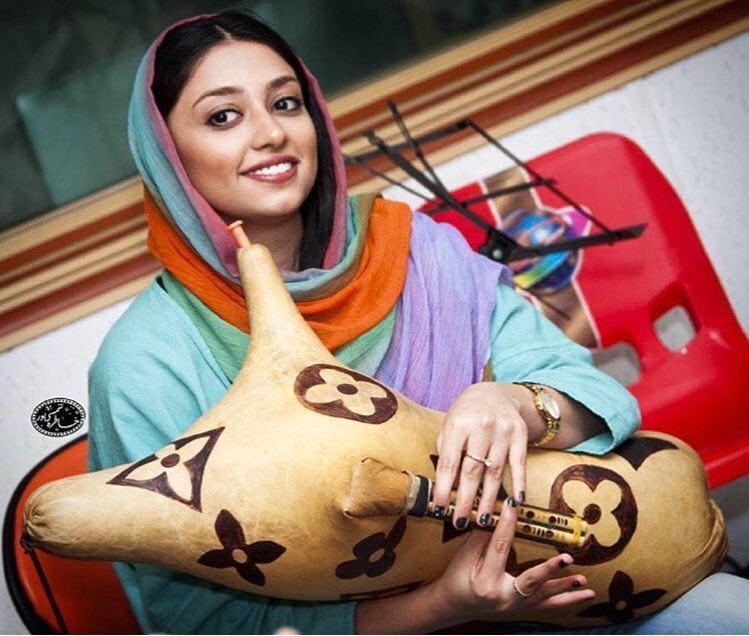 هنرنمایی لیانا شریفیان با نی انبان در کنسرت گروه لیان در برج میلاد + ویدیو