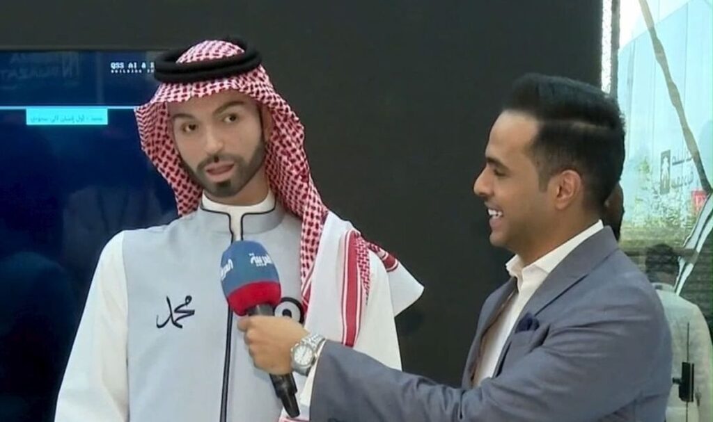 لمس نامناسب خبرنگار زن توسط اولین ربات انسان‌ نمای مرد عربستان جنجالی شد + ویدئو