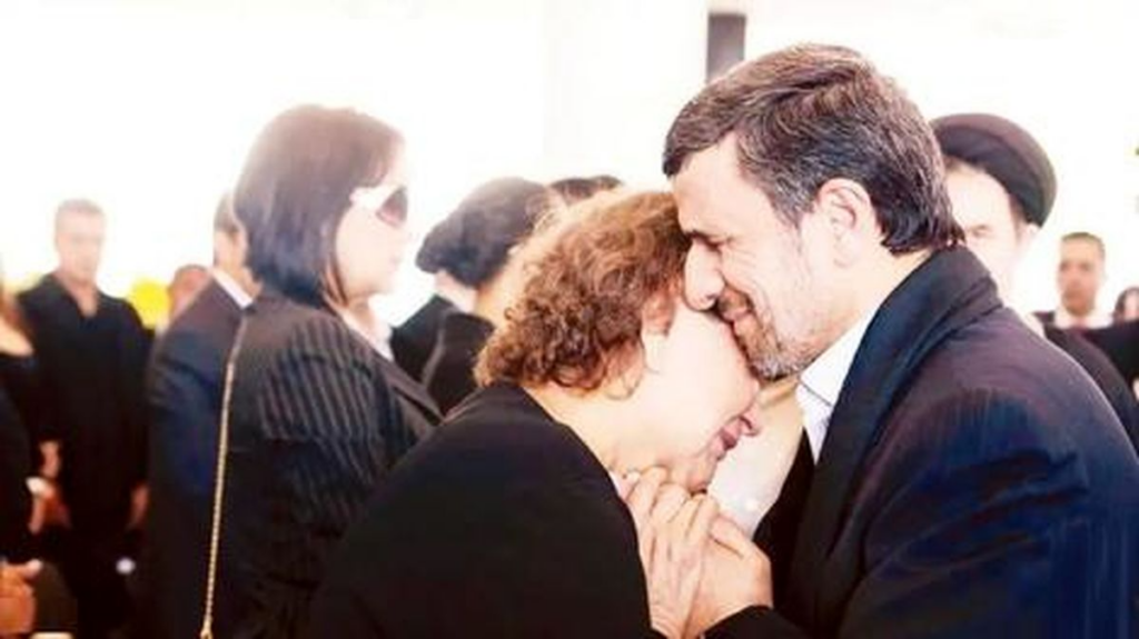 مقایسه بغل کردن مادر چاوز توسط احمدی نژاد با ماجرای سید حسین حسینی