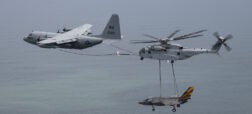هلیکوپتر CH-53K King Stallion در حال حمل یک جنگنده F-35 Lightning II + ویدیو