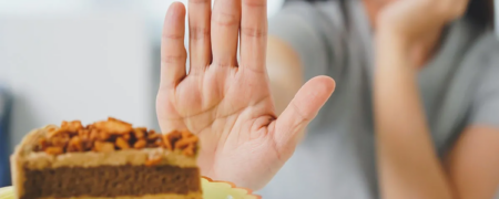 چرا مقاومت در برابر کیک برای افراد چاق سخت تر است؟