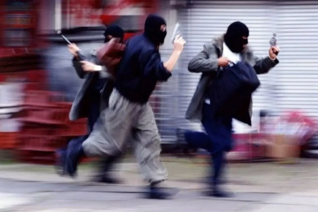 سرقت مسلحانه با کلاشینکف از آپارتمان مسکونی در محله «سردار جنگل» تهران + ویدیو