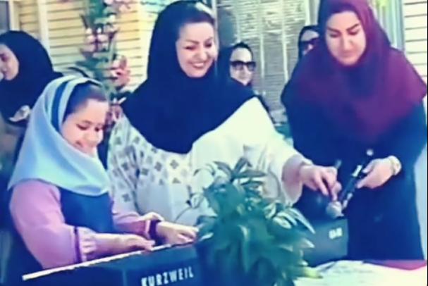 هنرنمایی جالب یک دختربچه در مدرسه که در شبکه های اجتماعی پربازدید شده است + ویدئو