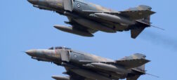 چرا سرعت F-35 Lightning از جنگنده ۶۴ ساله F-4 Phantom کمتر است؟
