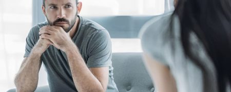 ۸ نشانه‌ای که می‌گوید مرد زندگی شما به دنبال جدایی است