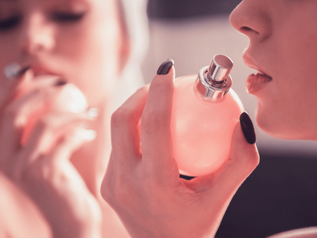 بهترین عطر گرم زنانه | معرفی ۸ ادکلن گرم با روایح شیرین و تلخ 