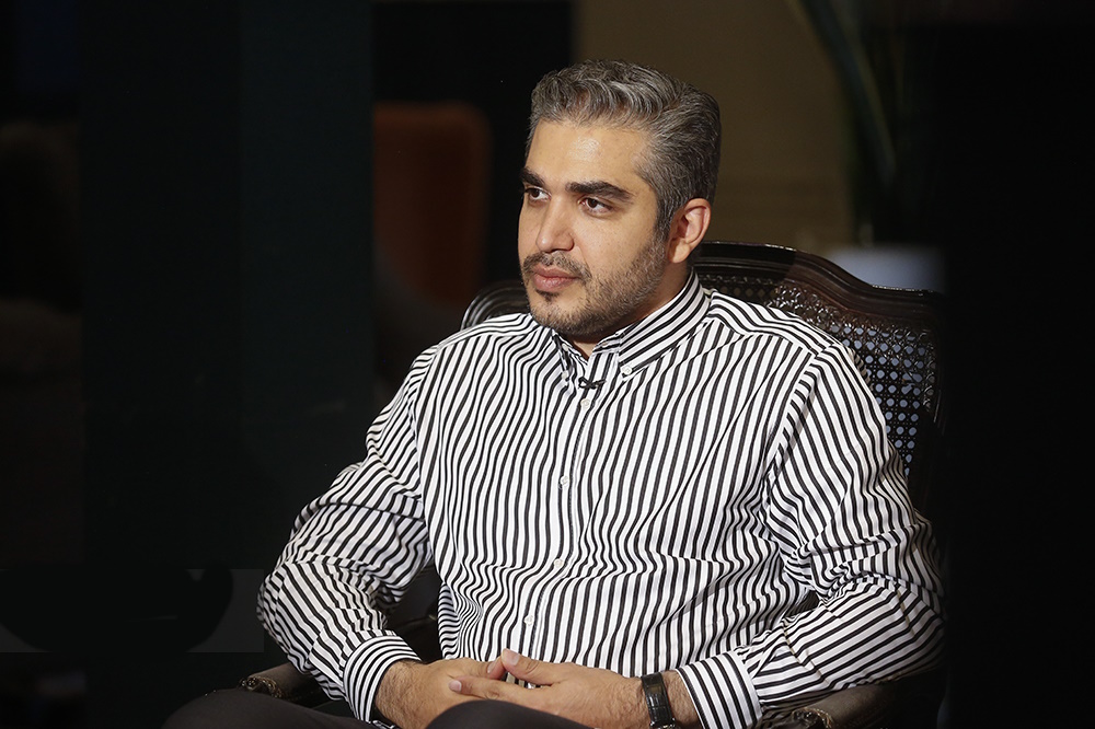 بیوگرافی علی رضوانی گزارشگر جنجالی ۲۰:۳۰ که با «خارج از گود» به شهرت رسید
